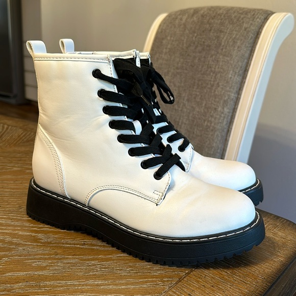 Madden Girl White Boots - Picture 1 of 4